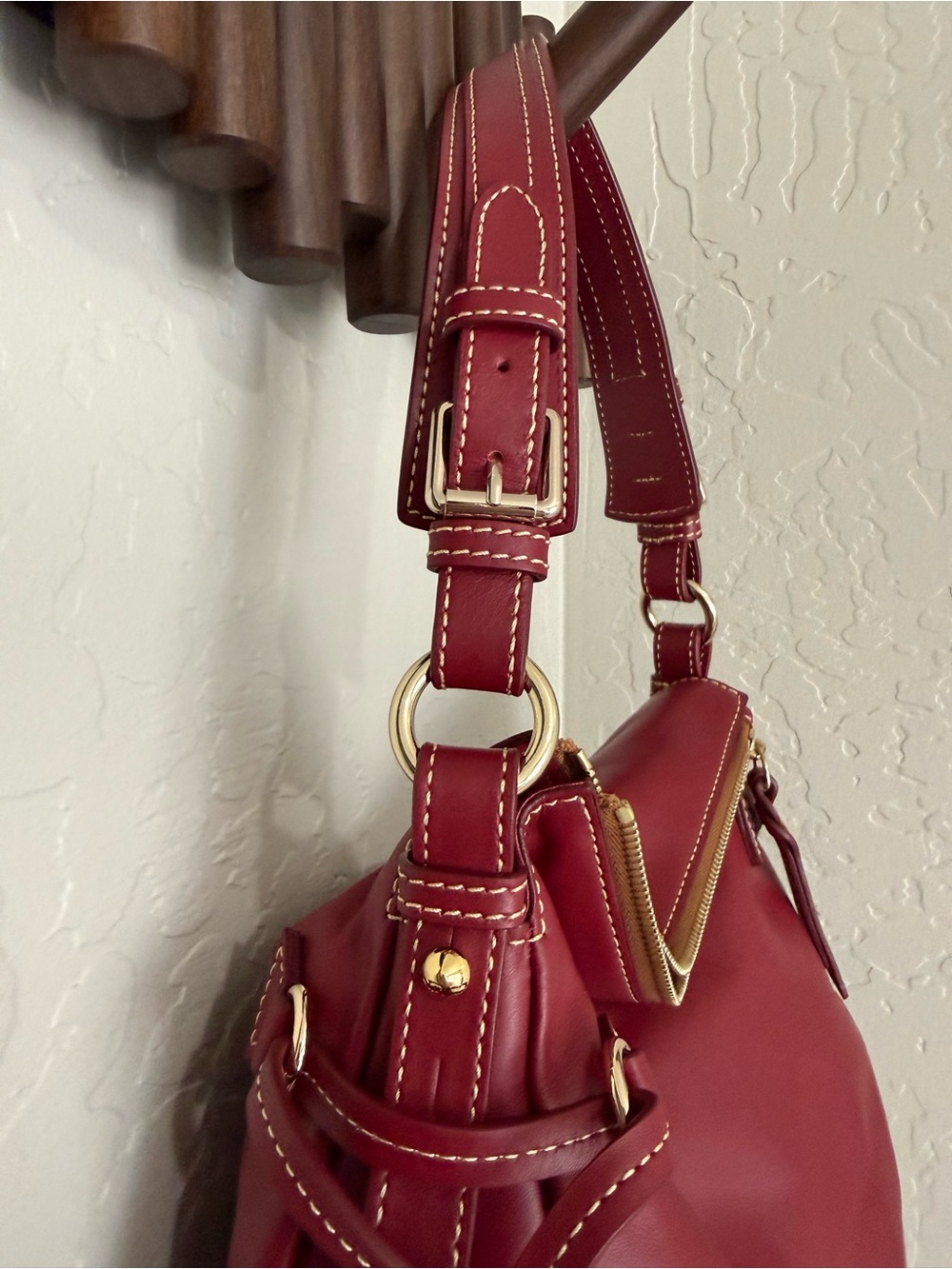 Dooney & Bourke smooth leather Teagan bag in Mulberry with accessories - Picture 4 of 14
